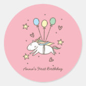 かわいいユニコーン飛んでいるオンバルーン誕生日 ラウンドシール (正面)