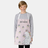 かわいいユニコーン食べ物のカップケーキピンクパーソナライズされた エプロン (着用した状態)