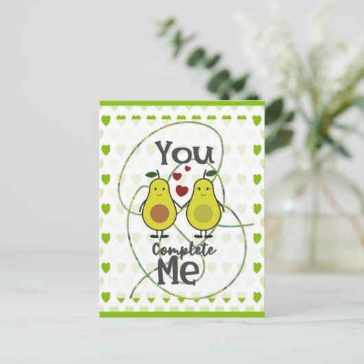 かわいいユーモアのあるアボカドカップル あなたが私を完成させる ポストカード (スタンド正面)