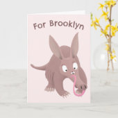 かわいいユーモアのあるアルマジロの絵の誕生日漫画 カード (黄色い花)