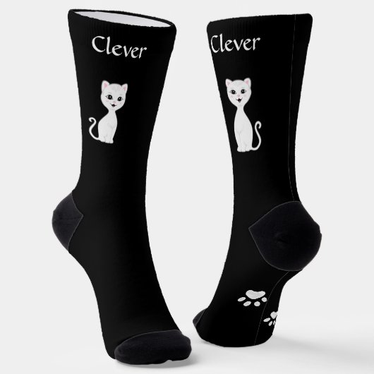 かわいいユーモアのある白猫＆黒の背景に足跡 ソックス (傾斜あり)
