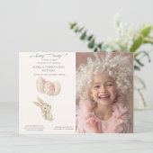 かわいいライトピンクベビーバニーイースター 招待状 (スタンド正面)