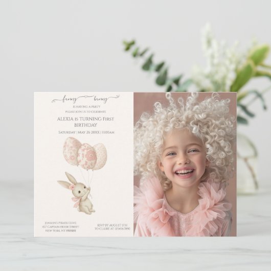 かわいいライトピンクベビーバニーイースター 招待状 (スタンド正面)