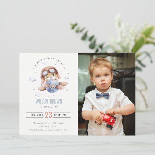 かわいいラストブルー飛行機テディスターズフォト誕生日 招待状 (スタンド正面)