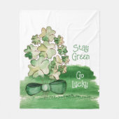 かわいいラッキーシャムロッククローバーの水色 フリースブランケット (正面)