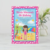かわいいラテンアメリカ系女性ガールビーチ子供の誕生日 招待状 (スタンド正面)
