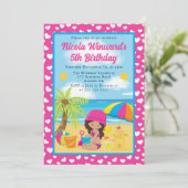 かわいいラテンアメリカ系女性ガールビーチ子供の誕生日 招待状 (スタンド正面)