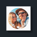 かわいいラブハート写真カップル名前カスタマイズ キャンバスプリント<br><div class="desc">かわいいラブハート写真カップル名前カスタマイズ キャンバスアートは、お気に入りの写真をラブハートと共に表示し、現代風の白いスクリプトで名前をカスタマイズします。 付属のテキストボックスでテキストを編集し、独自の写真を追加することでカスタマイズできます。 誕生日、クリスマス、休日、結婚式、バレンタインデーなど、カップル、彼氏、彼女、夫、妻、恋人などへの素敵なプレゼント。 ©2024 Evco Studio www.zazzle.com/store/evcostudioによって設計</div>