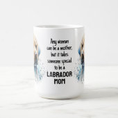 かわいいラブラドールママ犬の恋人イエロー・ラブラドール・レトリーバー子犬 コーヒーマグカップ (中央)