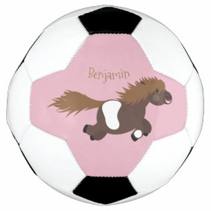 かわいいランニングイラストレーションのシェトランドポニー サッカーボール
