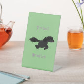 かわいいランニングイラストレーションのシェトランドポニー 台座サイン (インサイチュ)