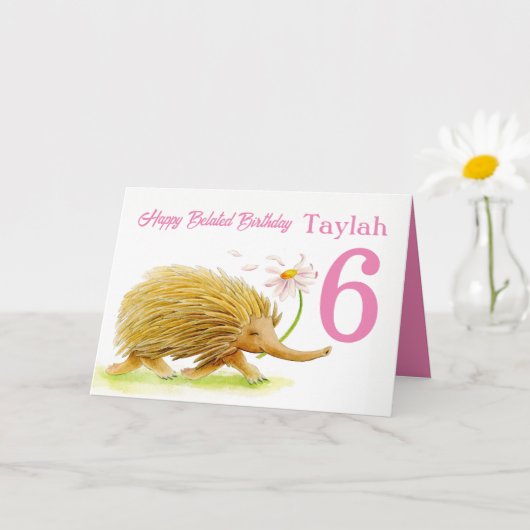 かわいいランニングエヒドナの女の子は6歳の誕生日を飾った カード (小さな植物)