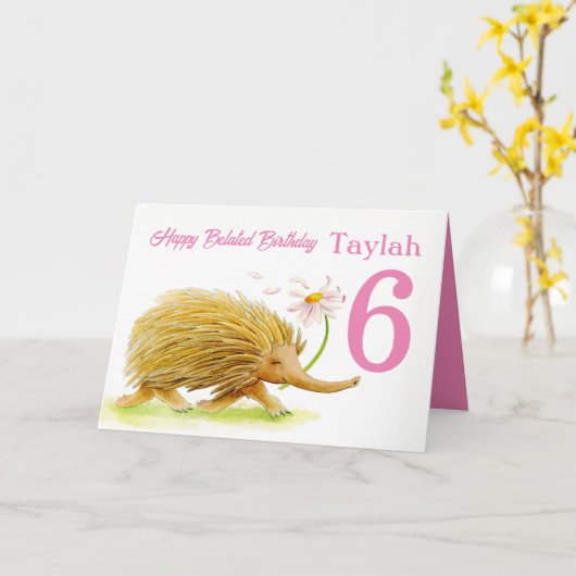 かわいいランニングエヒドナの女の子は6歳の誕生日を飾った カード (黄色い花)