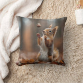 かわいいリスがドングリを捕まえる クッション (ブランケット)