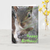 かわいいリスがピーナッツのハッピーバースデーを掘った カード (黄色い花)