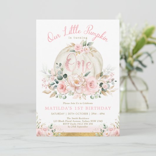かわいいリトルカボチャ赤面ピンク金ゴールド1st誕生日 招待状 (スタンド正面)