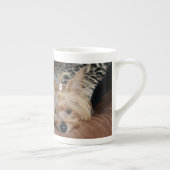 かわいいリトルスリーピーヨークシャーテリアパピー ボーンチャイナマグカップ (右)