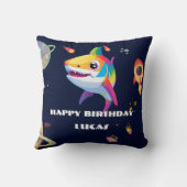 かわいいレインボーシャーク銀河系ロケット誕生日パーティー クッション (裏面)
