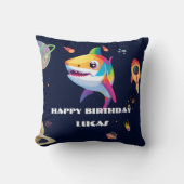 かわいいレインボーシャーク銀河系ロケット誕生日パーティー クッション (正面)