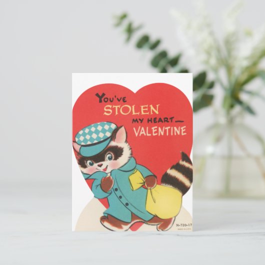 かわいいレトロなヴィンテージアライグマ盗まれたハートバレンタイン シーズンポストカード (スタンド正面)