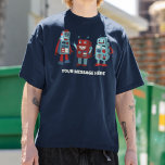 かわいいレトロカスタムロボットのメッセージSci-Fi Tシャツ<br><div class="desc">独自のグラフィックカスタムティーを作成するための名前またはユニークスローガンの追加。青と赤の色合いの可愛いレトロなスタイルイラストと下のテキストはクリーム色のレタリング。</div>