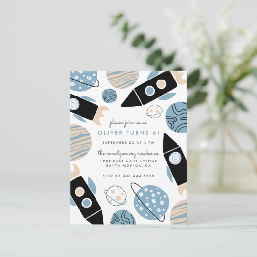 かわいいロケットの船の宇宙の誕生会 インビテーションポストカード (スタンド正面)