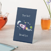 かわいいロケット船の宇宙漫画イラストレーション 台座サイン (インサイチュ)