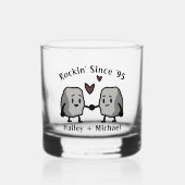 かわいいロックプン新婚カップル結婚の記念日 ウイスキーグラス (正面)