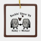 かわいいロックプン新婚カップル結婚の記念日 セラミックオーナメント (正面)