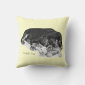 かわいいロットワイラーの小犬の抱きしめるテディー・ベアの芸術 クッション (裏面)