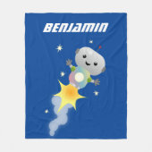 かわいいロボット飛んでいるの宇宙漫画イラストレーション フリースブランケット (正面)