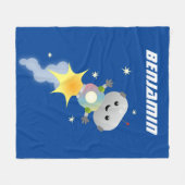 かわいいロボット飛んでいるの宇宙漫画イラストレーション フリースブランケット (正面(横))