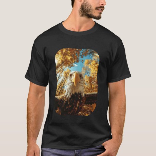 かわいいワシ セルフィー 紅葉 森 秋 アニマル Tシャツ (正面)