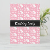 かわいいヴィンテージのバニーウサギパターンピンクおよび白 招待状 (スタンド正面)