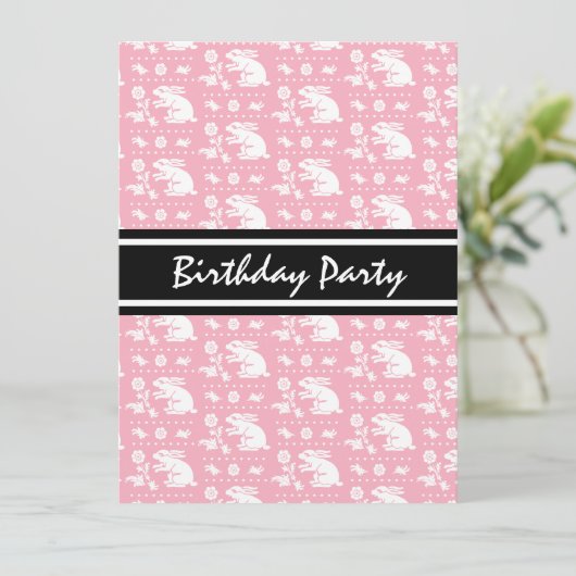 かわいいヴィンテージのバニーウサギパターンピンクおよび白 招待状 (スタンド正面)