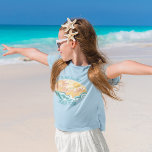かわいいヴィンテージビーチウェーブスサンシャインバケーションキッズ Tシャツ<br><div class="desc">かわいいヴィンテージスタイルキッズTシャツは、美しいティール（緑がかった色）海波と夏のヤシの木で明るい太陽を特徴とする。このグランジクールデザインは、家族の休暇ま動揺してたはビーチ旅行のためのカスタムティール（緑がかった色）ブルーの文字と補完されている。</div>