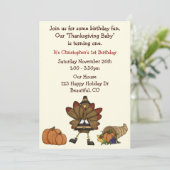 かわいい七面鳥の男の子の感謝祭の最初の誕生日 招待状 (スタンド正面)