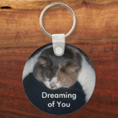 かわいい三毛猫の夢を見る キーホルダー (正面)