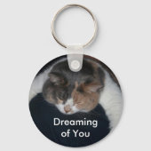 かわいい三毛猫の夢を見る キーホルダー (裏面)