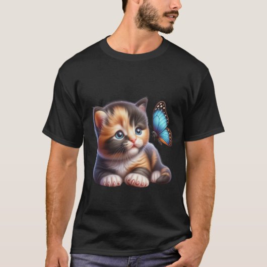 かわいい三毛猫の子猫と青い蝶 ✨🐱 Tシャツ (正面)