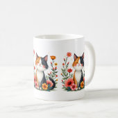 かわいい三毛猫の花柄コテージコアな雰囲気 コーヒーマグカップ (正面右)