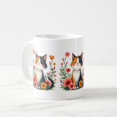 かわいい三毛猫の花柄コテージコアな雰囲気 コーヒーマグカップ (正面左)