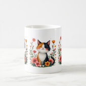 かわいい三毛猫の花柄コテージコアな雰囲気 コーヒーマグカップ (中央)