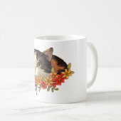 かわいい三毛猫の花越しアート コーヒーマグカップ (正面右)