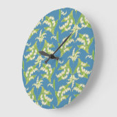 かわいい丸型壁掛け時計 ワルナスイカズラ（鈴蘭）、青 ラージ壁時計 (傾斜)