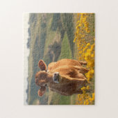 かわいい乳牛の黄色の野生の花 ジグソーパズル (縦)