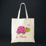 かわいい亀パーソナライズされたバッグトートfor Girl トートバッグ<br><div class="desc">この可愛らしいトートバッグは、プールや図書館、空手やダンスなどの放課後のアクティビティへの旅行に最適である。ギフトカードホルダーから小さな工芸品にのまわりに至るまで、これらのパーソナライズされたバッグトートは様々な用途に最適である。キャンディ素晴らしー、小さなおもちゃや、空で満たされた時にパーティーの好み離れを作る。ピンクの花とシェブロンのジグザグ模様のかわいい亀</div>