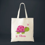 かわいい亀パーソナライズされたバッグトートfor Girl トートバッグ<br><div class="desc">この可愛らしいトートバッグは、プールや図書館、空手やダンスなどの放課後のアクティビティへの旅行に最適である。ギフトカードホルダーから小さな工芸品にのまわりに至るまで、これらのパーソナライズされたバッグトートは様々な用途に最適である。キャンディ素晴らしー、小さなおもちゃや、空で満たされた時にパーティーの好み離れを作る。ピンクの花とシェブロンのジグザグ模様のかわいい亀</div>