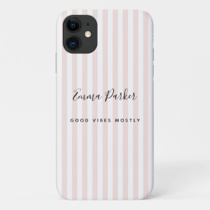 かわいい予測できなユーモアの女の子の名前グッドバイブピンクストライプの iPhone 11 ケース