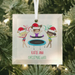 かわいい体操カスタムの子供たち体操クリスマス ガラスオーナメント<br><div class="desc">サンタカスタムハットを着て、赤と緑のメッセージでリボンのポーズを持つ可愛い体操選手の女の子がかわいらし3カスタム人のクリスマスの飾り。ブロンドは赤いリボンを持ち、ブルネットはトランポリンに飛び乗り、アフリカ系アメリカ人の女の子は緑のリボンを持っている。</div>